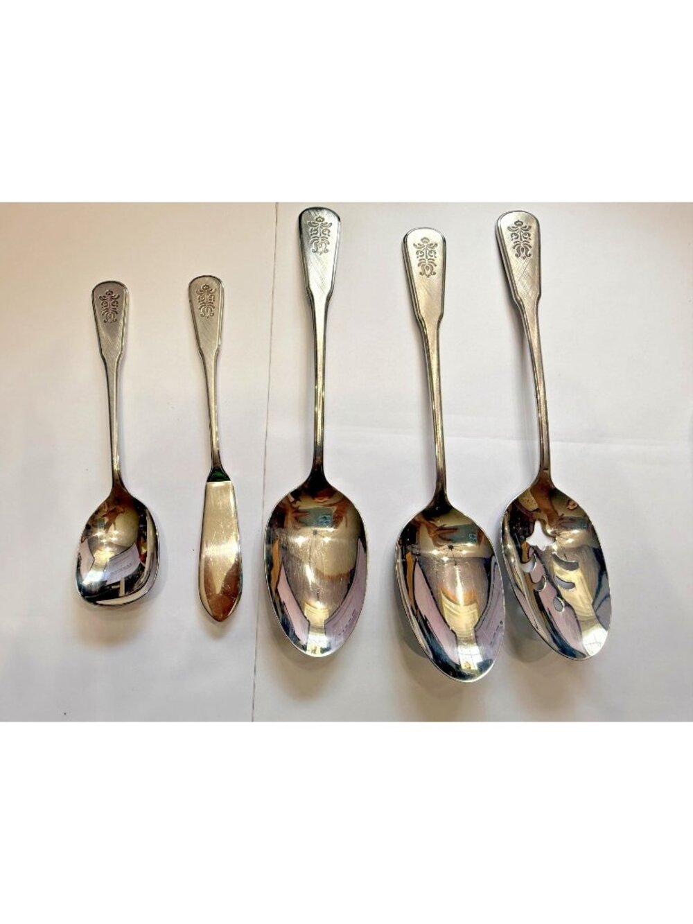 Oneida Stainless Deluxe Flatware Village 5 Pc Set Serving spoon spreader sugar